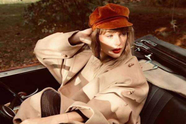 Lirik Lagu August - Taylor Swift dan Terjemahan