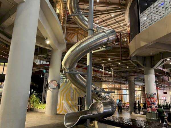 Wow! Ada Perosotan Raksasa di Mal Rancangan Ridwan Kamil, Panjangnya Bikin Melongo!