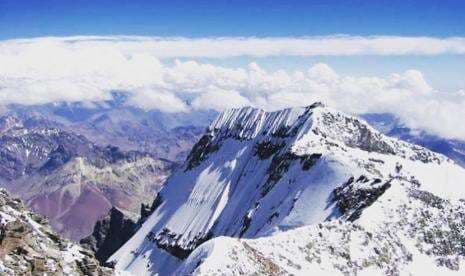 11 Gunung Tertinggi di Indonesia: Dari Salju Abadi di Papua Hingga Legenda Prabuwijaya di Pulau Jawa