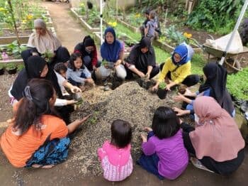 Banyak Khasiat Bagi Kesehatan, Dosen SBM ITB Perkenalkan Bunga Chamomile ke Warga Perkotaan