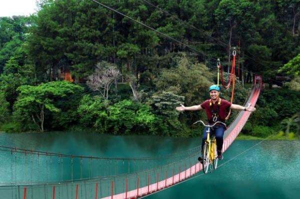 Zip Bike di Atas Danau Pastikan Liburan Anda Makin Sip! Pakai Adventure Pass, Lebih Seru Lagi