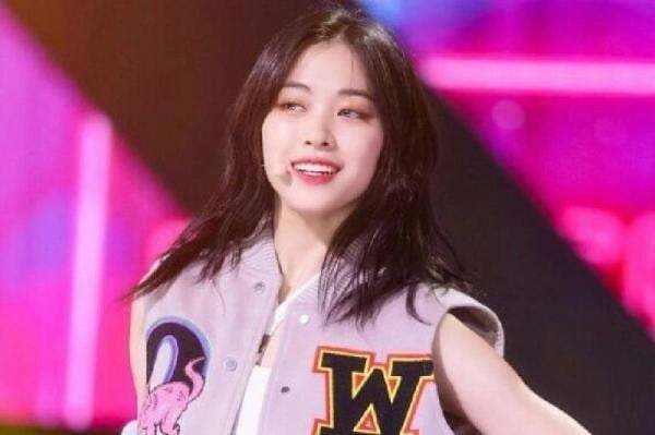 4 Momen Ryujin ITZY Bersama Teman Sesama Idol di ISAC 2022, Lucu Banget!