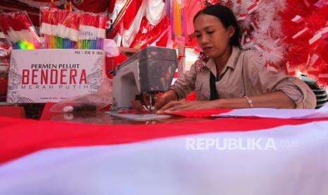 In Picture: Produksi Bendera Merah Putih di Kampung Be dera Darmo Kali