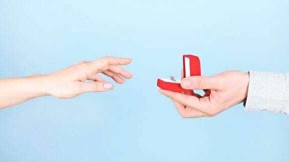 Selamat! Ini 5 Tanda Pria yang Kamu Cinta Bakal Segera Melamar, Dia...