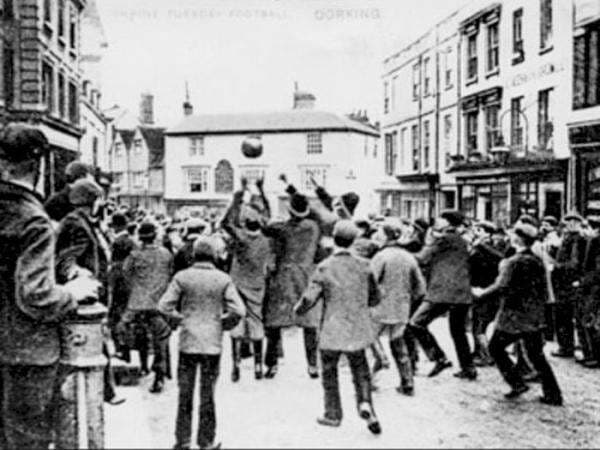 Siapa Sangka Main Bola di Jalanan Meniru Warisan Budaya Inggris Loh! Siapa Sangka Main Bola di Jalanan Meniru Warisan Budaya Inggris Loh!