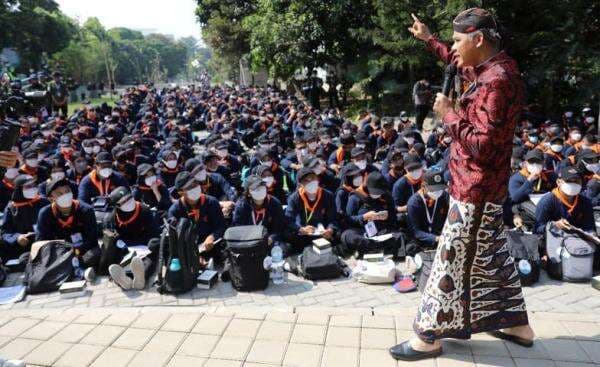Kenakan Beskap dan Berpanas-panasan, Ganjar Motivasi Mahasiswa UGM Hadapi Tantangan