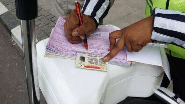 Tahukah Anda Siapa Orang Pertama di Dunia yang Kena Tilang Polisi?