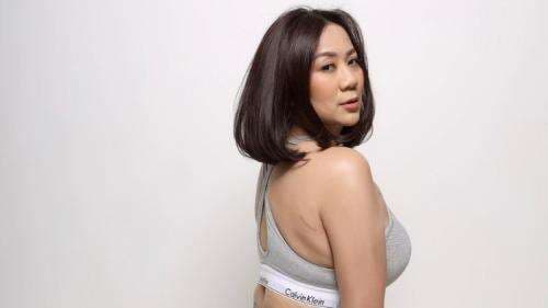 Tante Ernie Makin Hot Pakai Sport Bra, Netizen Awas Salfok!