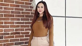 Aura Kasih Pamer Gaya Outfit Cewek Bumi, Body Montok Bikin Netizen Gagal Fokus!