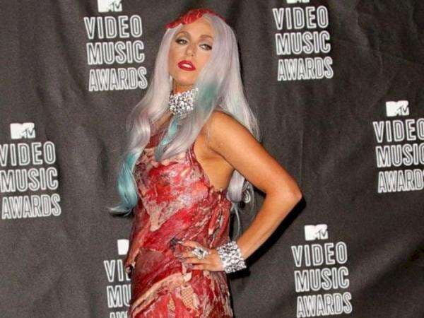 Dress Nyentrik Daging Mentah Segar ala Lady Gaga, Tertarik Mencoba?