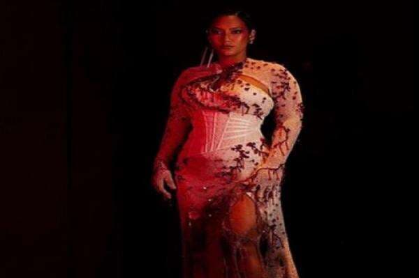 5 Gaya Tara Basro di Gala Premier Pengabdi Setan 2, Terinspirasi dari Kain Kafan 5 Gaya Tara Basro di Gala Premier Pengabdi Setan 2, Terinspirasi dari Kain Kafan