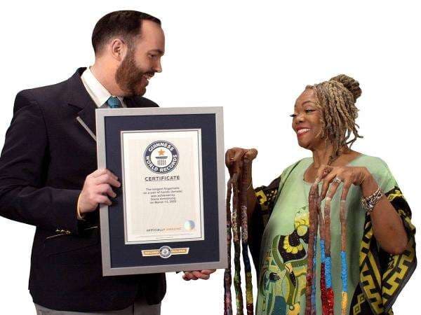 Wanita ini Punya Kuku Terpanjang di Dunia, Pecahkan Rekor GWR