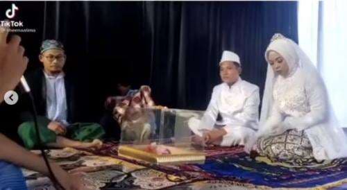 Viral Seorang Bapak Nyungsep dari Atas Panggung saat Ijab Kabul Pengantin, Reaksinya Bikin Ngakak