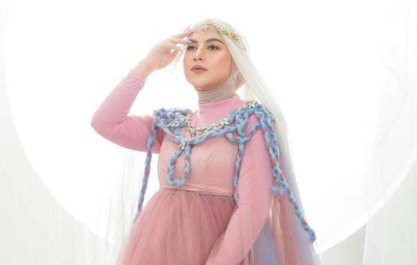 Irish Bella Bagikan Potret Maternity Photoshoot, Tampil Cantik dalam Balutan Busana Pink