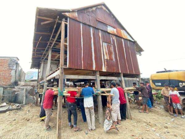 Tradisi 'Marakka Bola', The Real Pindah Rumah Beserta Isinya ala Masyarakat Bugis