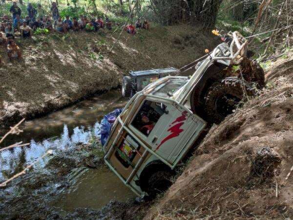 Menegangkan! Offroad Susur Sungai Ponorogo dari Patah As Roda Hingga Tanjakan 90 Derajat