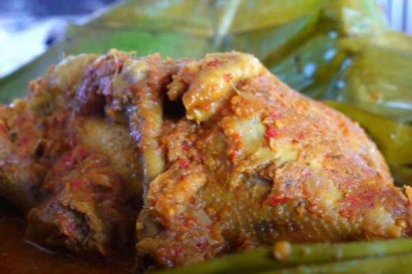 Menikmati Kelezatan Ayam Bambu Bungkus Daun Pisang dengan Bumbu Rempah Pedas, Dijamin Ketagihan