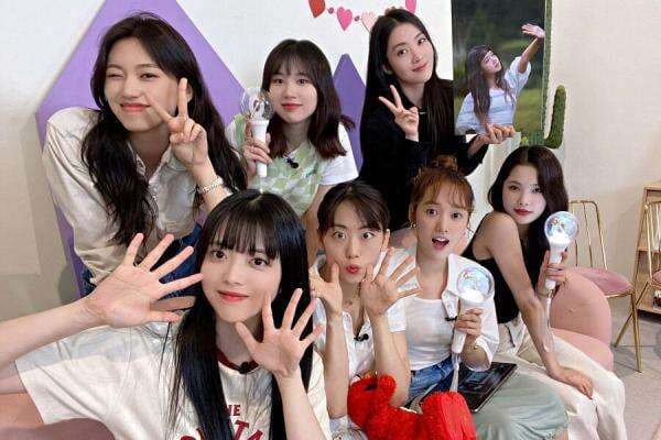 Weki Meki Luncurkan Official Light Stick