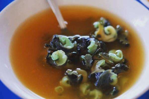 Icip Kenyalnya Rujak Batu-Batu Khas Bali yang Tak Biasa, Dinikmati dengan Kuah Pindang