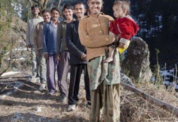 Wanita Ini Memiliki 5 Suami, Harus Layani Tiap Malam Secara Bergiliran Wanita Ini Memiliki 5 Suami, Harus Layani Tiap Malam Secara Bergiliran