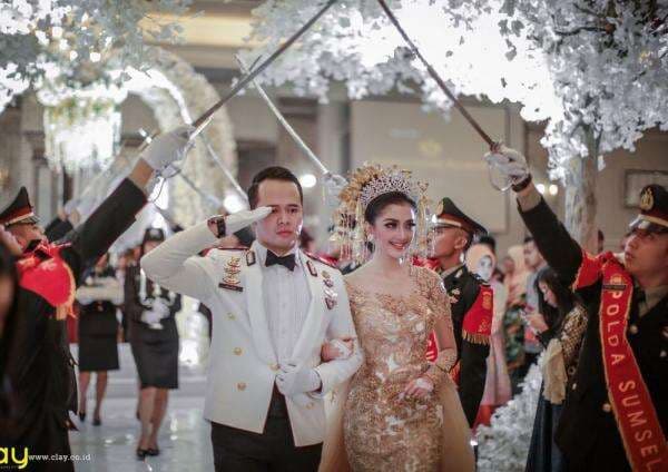 10 Artis yang menikah dengan Polisi, Ada yang Berhenti dari Dunia Hiburan