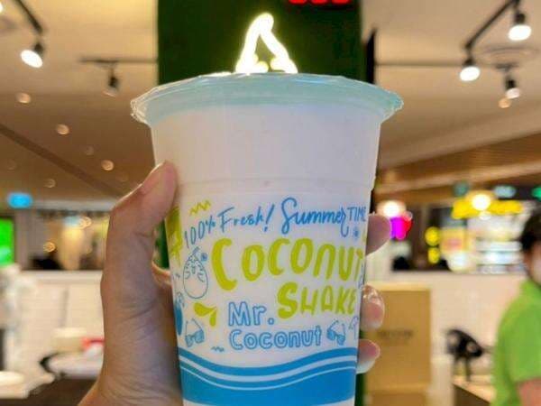 Es Kelapa Viral Singapura Harganya Rp64 Ribu-an, Worth It Enggak Sih?