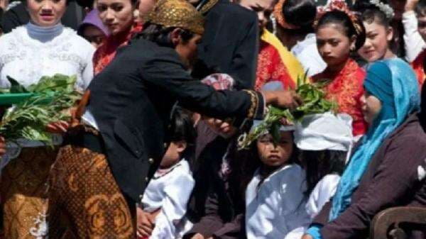 12 Upacara Adat Jawa Tengah, Ada Wetonan hingga Larung Sesaji