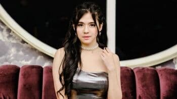 Pose Duduk Ngangkang, Gaya Seksi DJ Una Bikin para Pria Susah Tidur! Pose Duduk Ngangkang, Gaya Seksi DJ Una Bikin para Pria Susah Tidur!