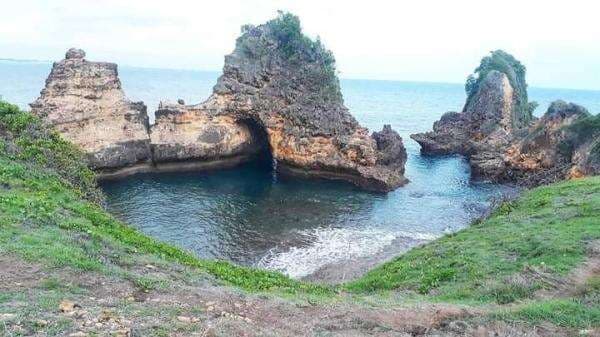 5 Pantai Tersembunyi di Loteng dengan Pemandangan Memukau