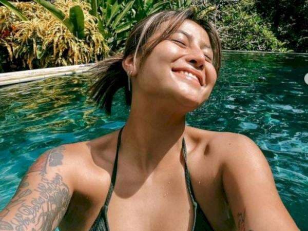 Lengan Penuh Tato, Awkarin Pamer Foto Healing Glowing Tanpa Makeup di Bali