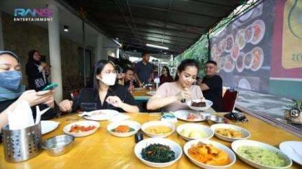 Status Sultan, Deretan Artis Ini Tak Canggung Makan di Pinggir Jalan Status Sultan, Deretan Artis Ini Tak Canggung Makan di Pinggir Jalan