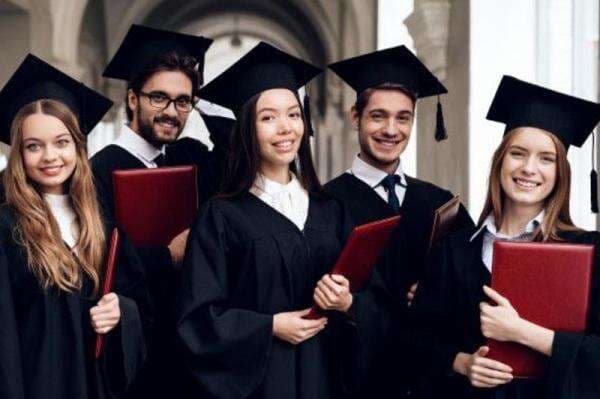 Cara Penulisan Gelar S1 S2 S3 yang Benar dan Contoh Lengkap