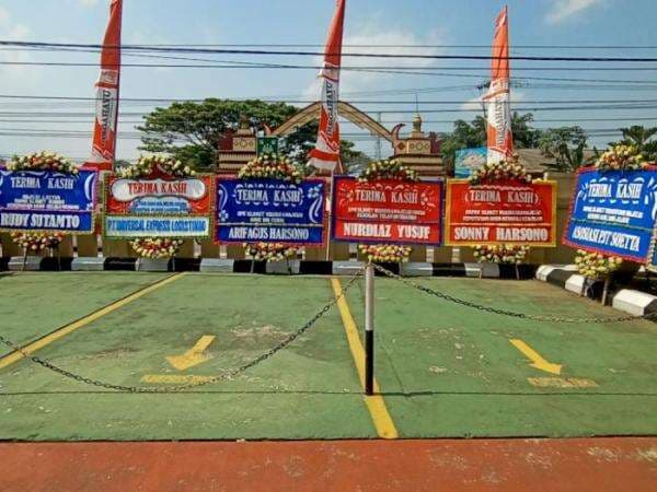 Heboh Karangan Bunga Ucapan Terima Kasih Banjiri Pengadilan Negeri Serang