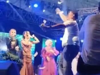 Viral! Kepala Desa Hamburkan Uang, Asyik <i>Nyawer</i> Biduan di Panggung