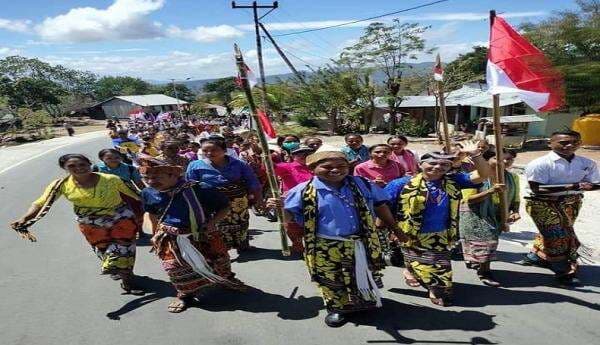 Bawa Bambu Runcing, Ratusan Warga Kecamatan Mutis NTT Pawai Keliling Kampung Bawa Bambu Runcing, Ratusan Warga Kecamatan Mutis NTT Pawai Keliling Kampung