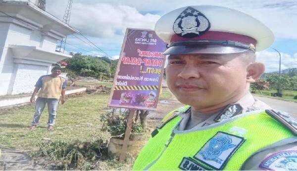 Tekan Kecelakaan, Satlantas Polres Luwu Timur Pasang Banner Unik di Jalan