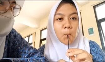 Viral Siswa Sedot Isi Pulpen hingga Tinta Mencuat Masuk Mulut, Netizen Nostalgia Viral Siswa Sedot Isi Pulpen hingga Tinta Mencuat Masuk Mulut, Netizen Nostalgia
