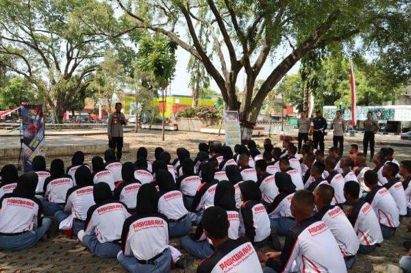 Puluhan Paskibraka Pemalang Ditawari Binlat untuk Bekal Seleksi Penerimaan Polri Puluhan Paskibraka Pemalang Ditawari Binlat untuk Bekal Seleksi Penerimaan Polri