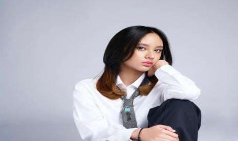 Kembali Gandeng Melly Goeslaw, Dinda Ghania Rilis Single Terbaru 'Kamu Bukan Sejarah'