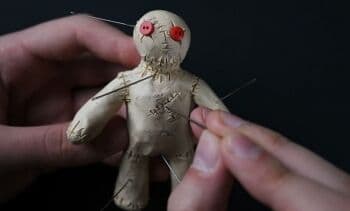 6 Arti Mimpi Tentang Santet Menurut Primbon, Bukan Sekadar Bunga Tidur!