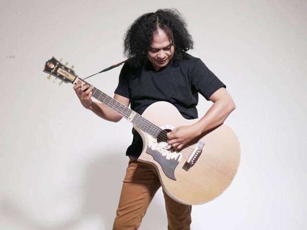 Ini 3 Gaya Keren Deolipa Yumara, Pengacara Nyentrik Bharada E