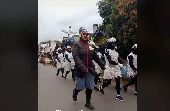 Kocak! Ibu-Ibu Lomba Gerak Jalan Pakai Kostum Shaun The Sheep, Bikin Ngakak