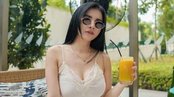 Pakai Rok Mini, Maria Vania Pamer Tato Naga di Paha hingga Perut