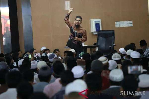 Kajian Ustaz Adi Hidayat: Rasulullah SAW Melarang Wanita Sujud Seperti Ini, Bahaya!