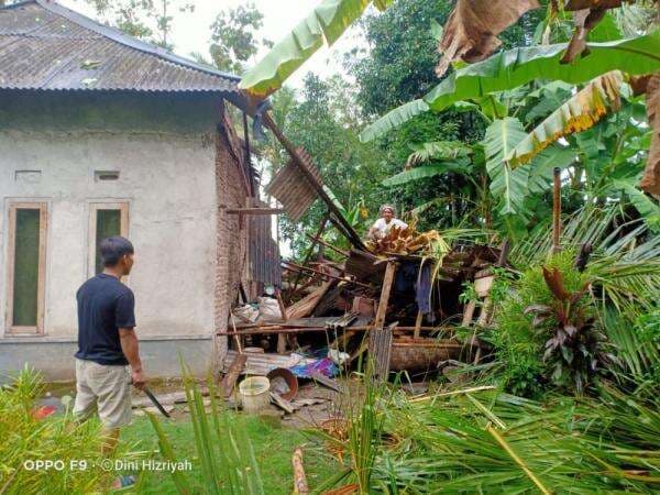 Hujan Disertai Angin Puting Beliung Rumah Warga Hancur Porak Poranda di Pandeglang