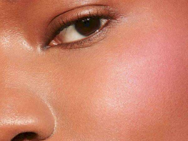 Menjajal Blush On yang Menyentuh Harga Jutaan, Beneran Awet Nempel di Kulit?