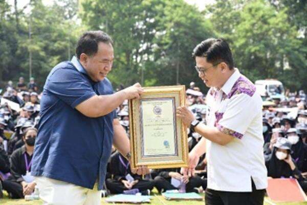 Bangga! Mahasiswa Baru IPB Pecahkan Rekor Dunia 3D Formasi