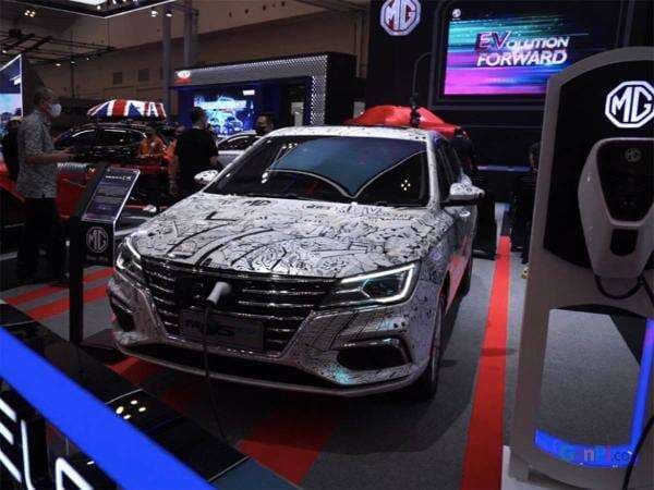 77 Seniman Menggambar Doodle di MG 5 EV, Keren Banget!