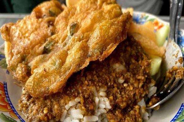 Nikmatnya Tahu Telur Legendaris Kota Malang, Bumbunya Gurih!