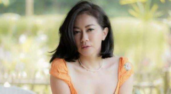 Potret Seksi Tante Atien Pesaing Tante Ernie, Pilih yang Mana?